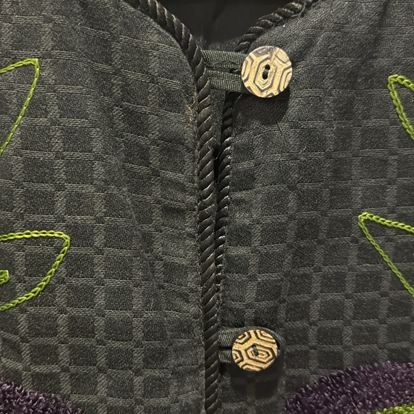 Earth Sea & Sky Vintage lined embroidered button down top with carved buttons. - Picture 4 of 10